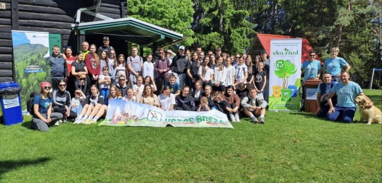 Planinari i učenici u Brezi posadili sadnica i donirali kante za reciklažu u sklopu obilježavanja Svjetskog dana sporta i zaštite životne sredine