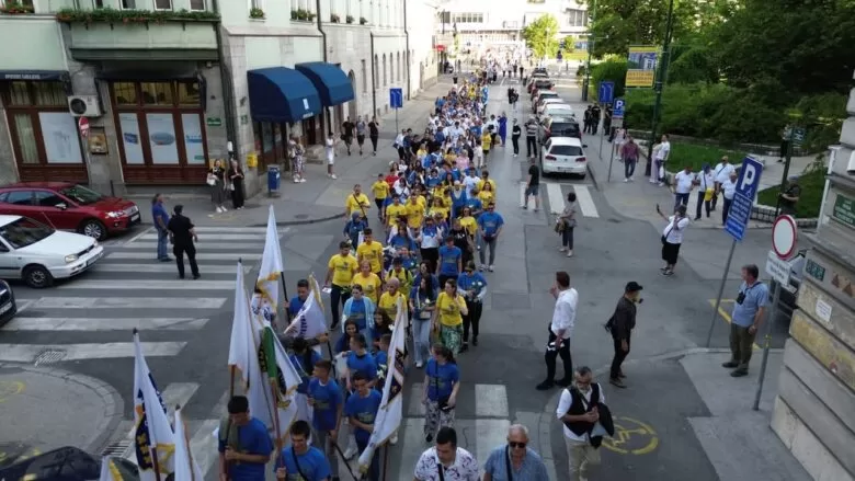 Održan svečani defile ulicama Sarajeva “Mladi na putu života”