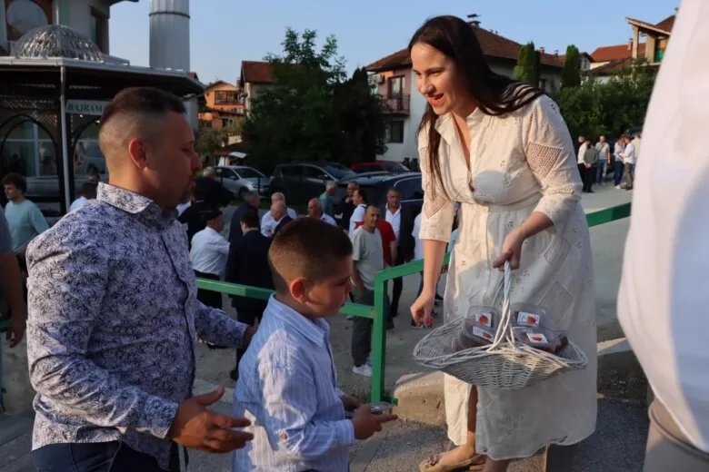 Načelnica Benjamina Karić čestitala Kurban bajram i podijelila baklavu vjernicima u Pofalićima