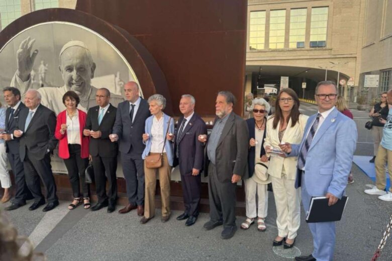 Srebrenici dodijeljena Mediteranska nagrada za mir i posvećen Totem mira u Napulju