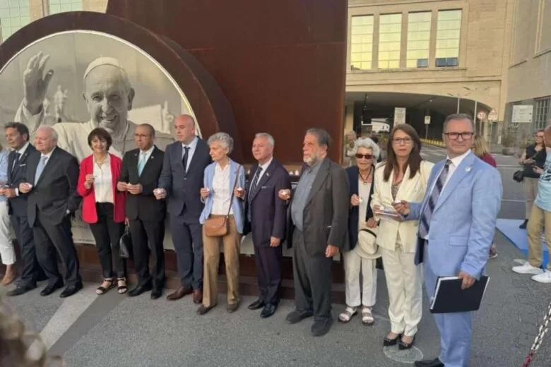 Srebrenici dodijeljena Mediteranska nagrada za mir i posvećen Totem mira u Napulju