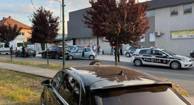 Saobraćajna nezgoda u Ilijašu: Sudar kod marketa Best, policija na terenu