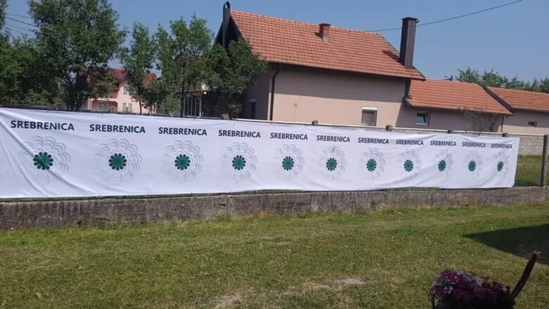 Spremna velika zastava koju će u Potočare unijeti preživjele žrtve genocida