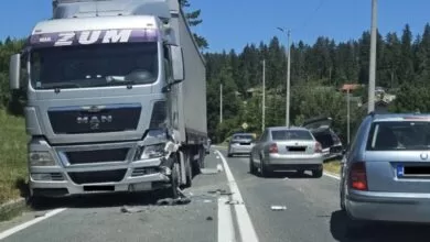 Dvoje povrijeđenih u sudaru dva auta i kamiona kod Olova