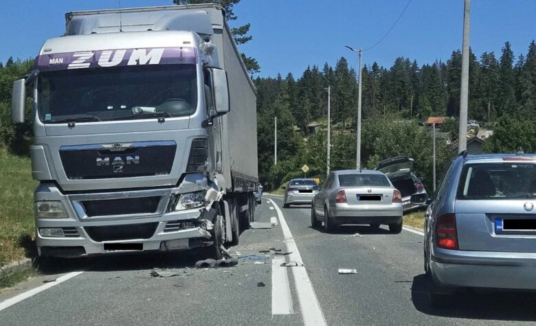 Dvoje povrijeđenih u sudaru dva auta i kamiona kod Olova