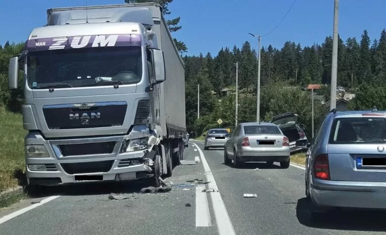 Dvoje povrijeđenih u sudaru dva auta i kamiona kod Olova