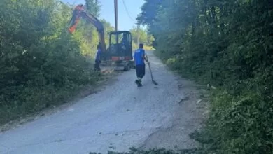 U toku radovi na uređuju putnog pojasa na Karašnici kod Ilijaša