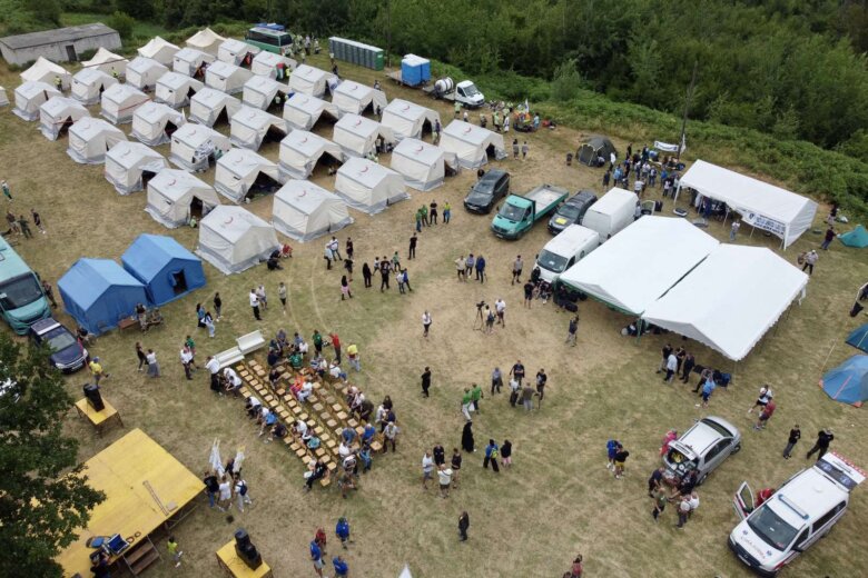 Učesnici pristižu u Nezuk, sve spremno za početak “Marša mira” prema Potočarima