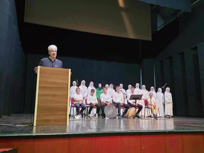 Most sjećanja i zajedništva: Hor i Mreža mladih džemata Podlugovi obilježili 30. godišnjicu genocida u Srebrenici u Plavu