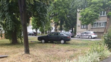 Nezgoda u Ilijašu: Audi sletio s puta i udario u znak