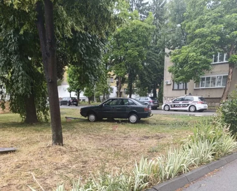 Nezgoda u Ilijašu: Audi sletio s puta i udario u znak