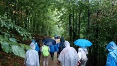 Učesnici Marša mira nastavili svoj put ka Potočarima pod kišom