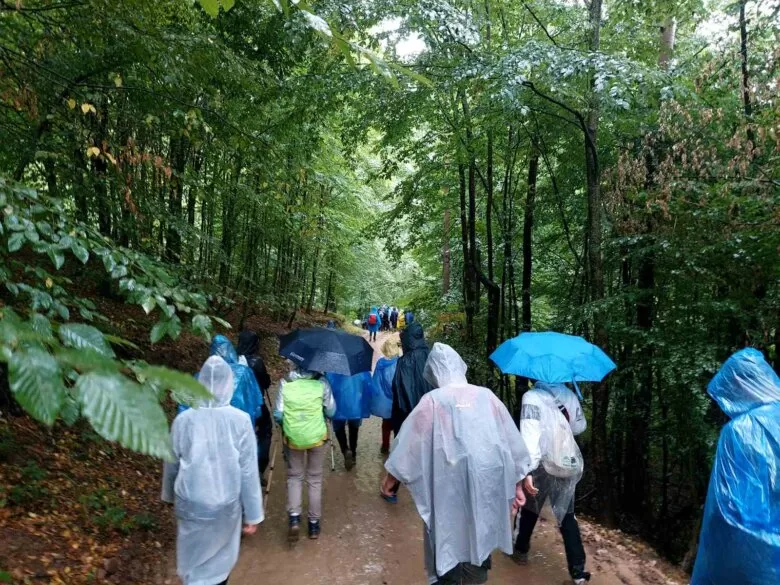 Učesnici Marša mira nastavili svoj put ka Potočarima pod kišom