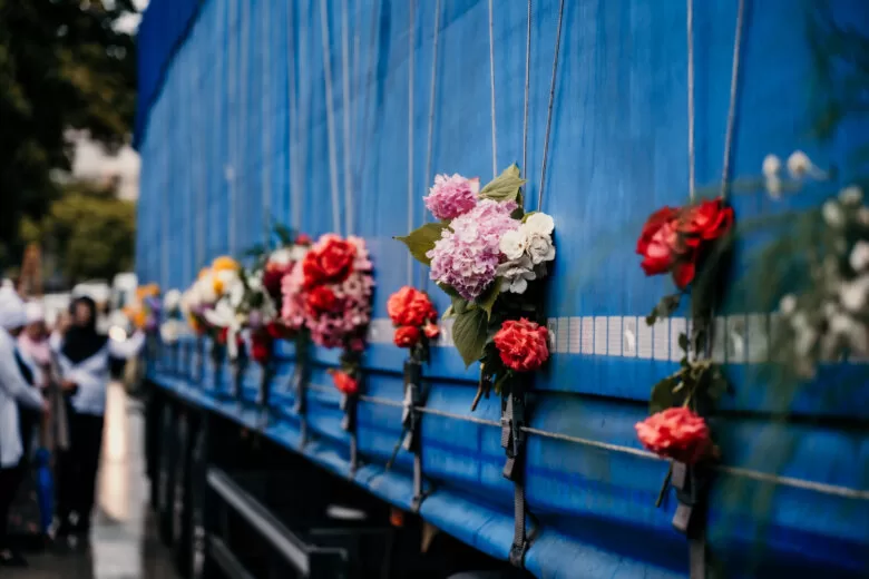 Tužna kolona s tabutima posmrtnih ostataka žrtava genocida u Srebrenici ispraćena iz Ilijaša