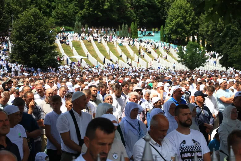 Klanjana dženaza za sedam žrtava genocida