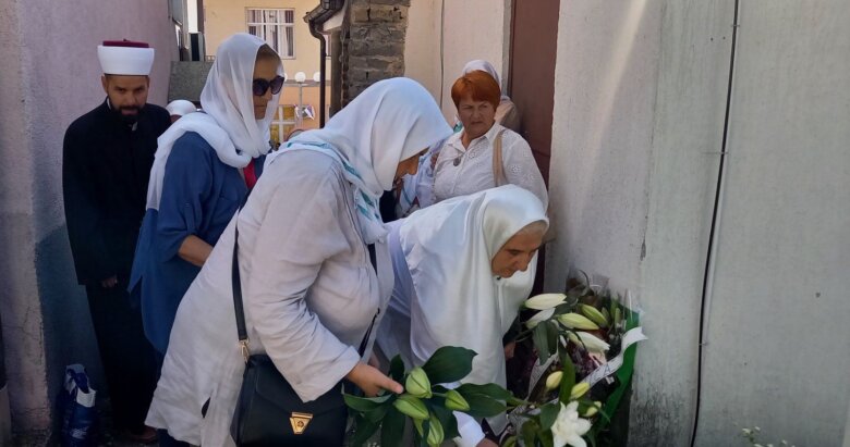 Majke Srebrenice i preživjele žrtve genocida obilaze mjesta masovnih stratišta