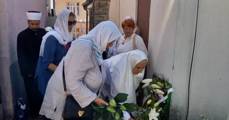 Majke Srebrenice i preživjele žrtve genocida obilaze mjesta masovnih stratišta