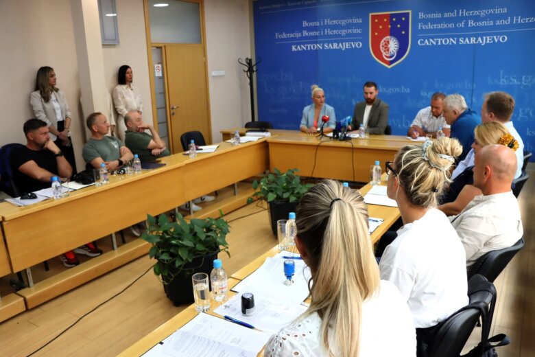 Potpisani ugovori s veterinarskim organizacijama za provođenje mjera zaštite pasa lutalica u Kantonu Sarajevo