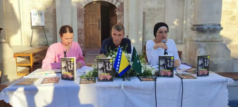 U haremu Ferhadija džamije u Banja Luci upriličena promocija knjige “Maloljetnik na putu smrti” autora Hasiba Suljića