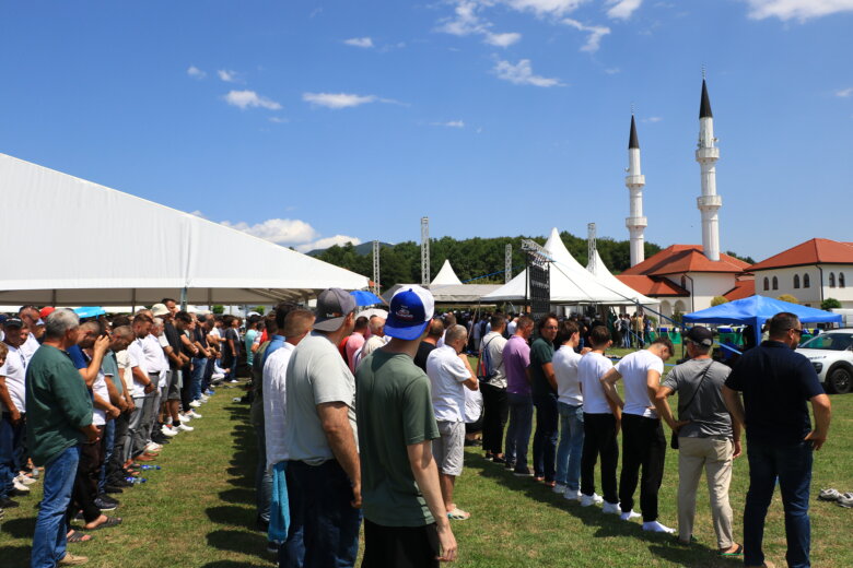 Klanjana dženaza za sedam žrtava u Memorijalnom centru Kamičani