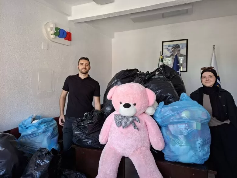 AM SDA Ilijaš prikupljene igračke donirala organizaciji Pomozi.ba