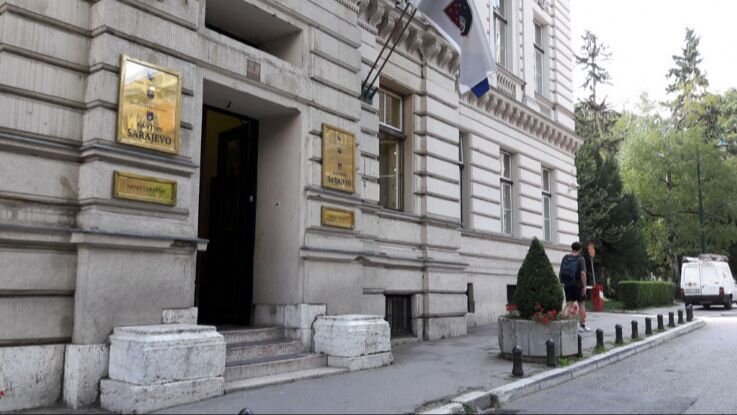 Državni službenici u KS prijete štrajkom ako ne dobiju regres