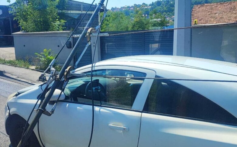 Trolejbuske žice se srušile u Sarajevu: Oštećena najmanje dva vozila, ogromne gužve