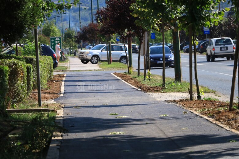 Asfaltirana pješačka staza pored zgrade Elektrodistribucije u Ilijašu