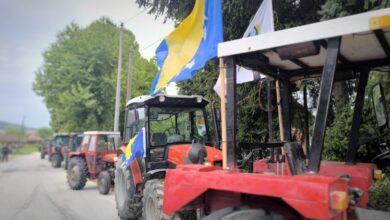 Desetine traktora stiže pred Vladu KS