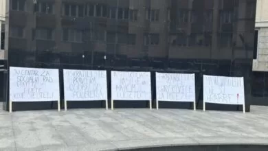 Bihać: Žena koja je žrtva nasilja u porodici započela svakodnevni protest ispred institucija