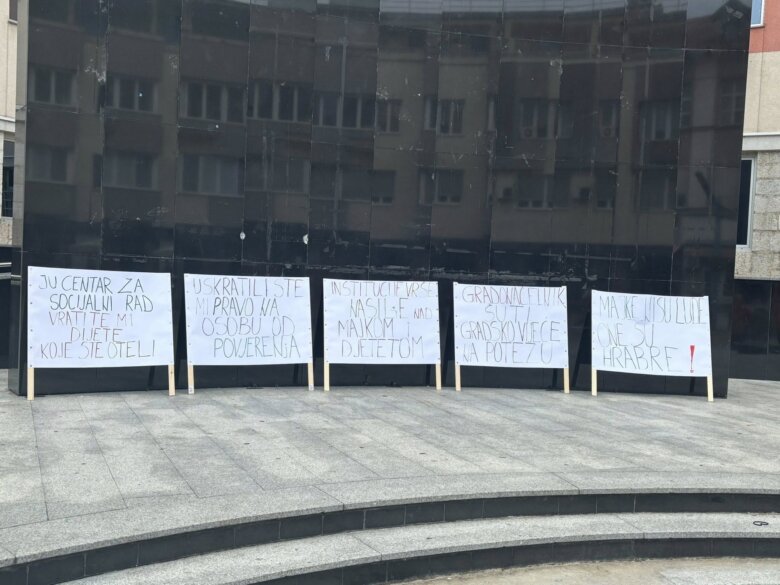 Bihać: Žena koja je žrtva nasilja u porodici započela svakodnevni protest ispred institucija