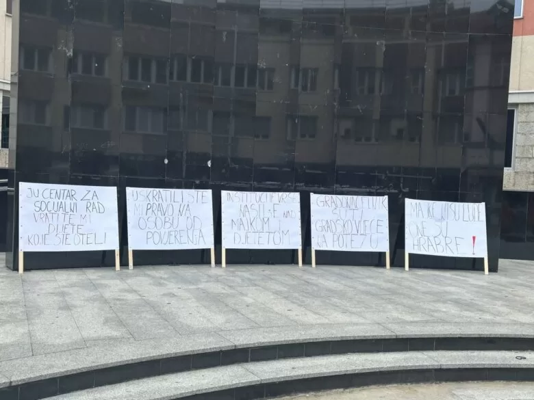 Bihać: Žena koja je žrtva nasilja u porodici započela svakodnevni protest ispred institucija