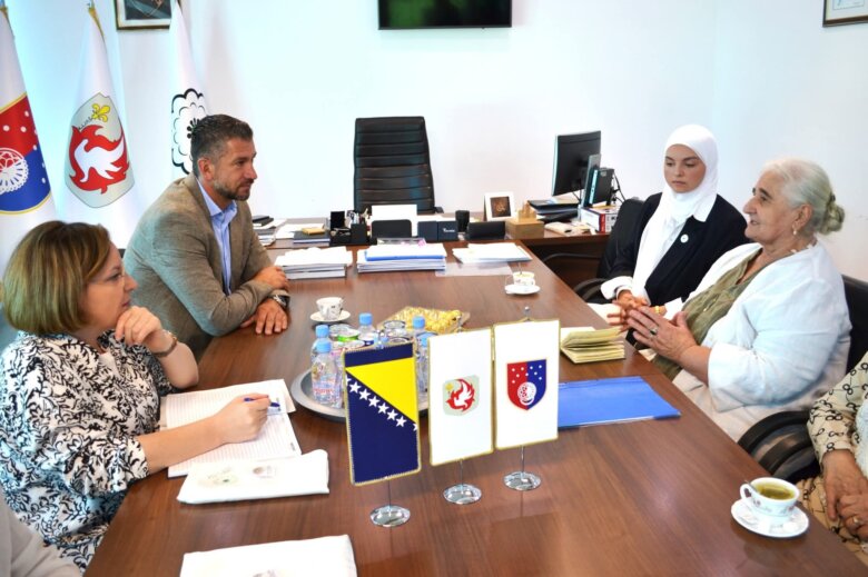 Načelnik Dovadžija ugostio predstavnice Udruženja “Pokret Majke enklave Srebrenica i Žepa”