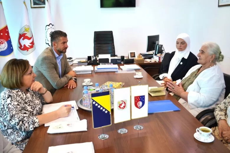 Načelnik Dovadžija ugostio predstavnice Udruženja “Pokret Majke enklave Srebrenica i Žepa”