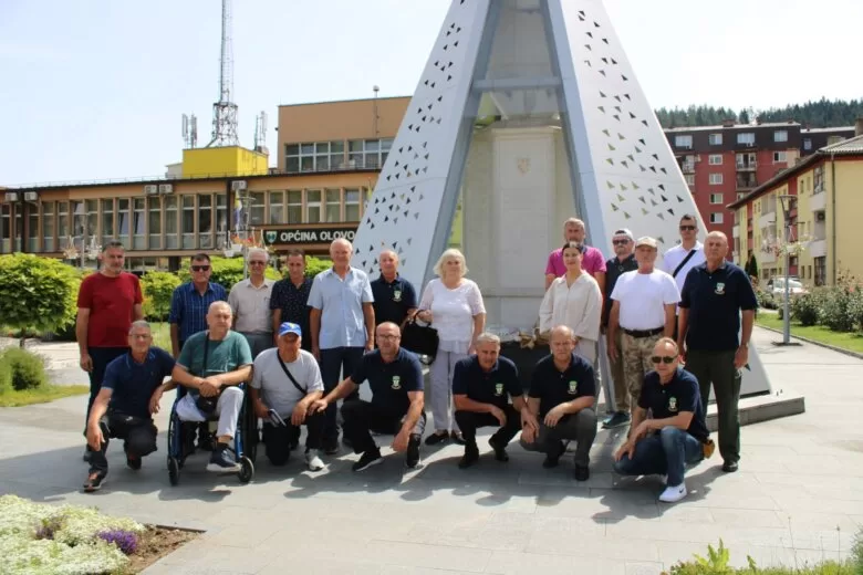 Predstavnici Saveza brigadnih udruženja 1.Korpusa Armije R BiH i općine Olovo odali počast šehidima i poginulim borcima na Trgu “Senahid Bolić Bolo”