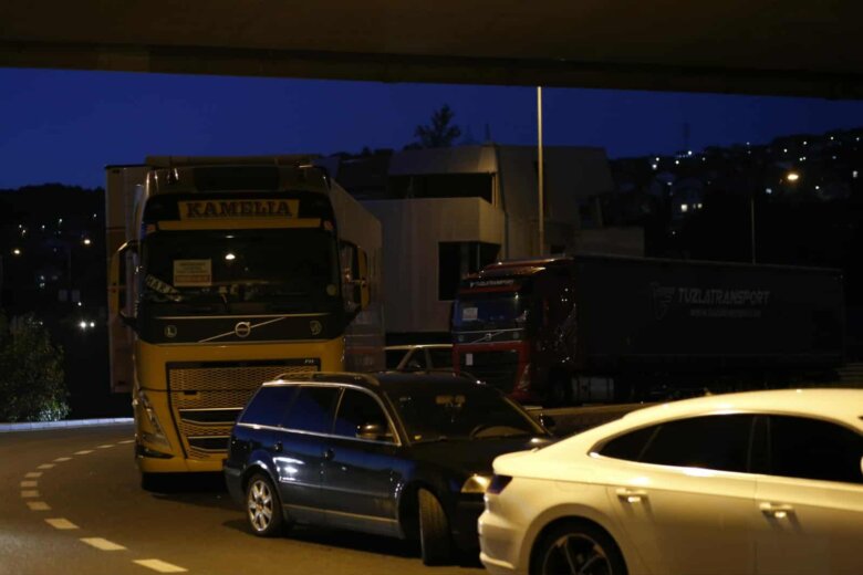 Nikakvih nesuglasica nema, prijevoznici ostaju do jutra na cestama