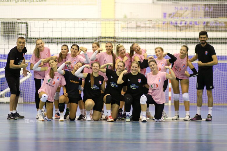 Prvi trening ilijaškog ženskog odbojkaškog tima u Sportskoj dvorani ” Rašid Buća” s novim trenerom Almirom Džihanom