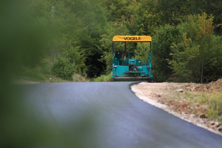 Završeni radovi na asfaltiranju dijela puta Taračin Do-Solakovići, nastavak asfaltiranja narednih dana