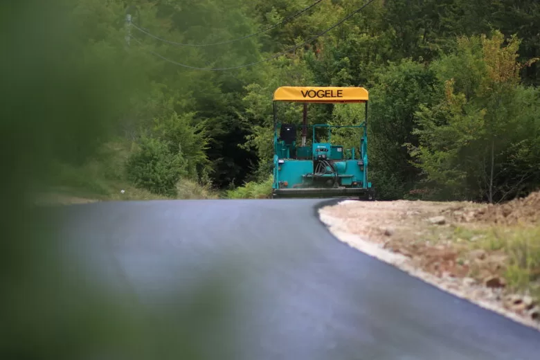 Završeni radovi na asfaltiranju dijela puta Taračin Do-Solakovići, nastavak asfaltiranja narednih dana