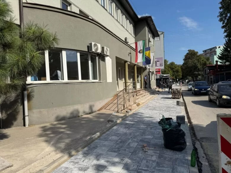 U Visokom napreduju radovi na sanaciji trotoara u ulici Branilaca Bosne