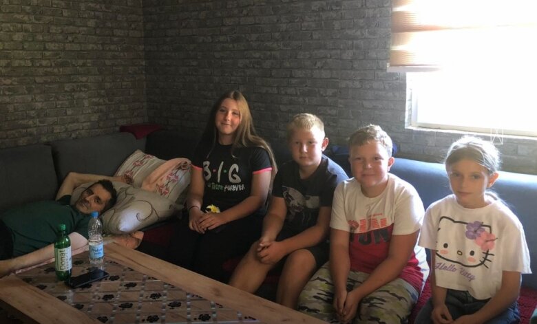 Mališani iz naselja Koritnik pokazali veliko srce: Prikupili 500 KM za teško oboljele Merimu Trebo i njenog oca