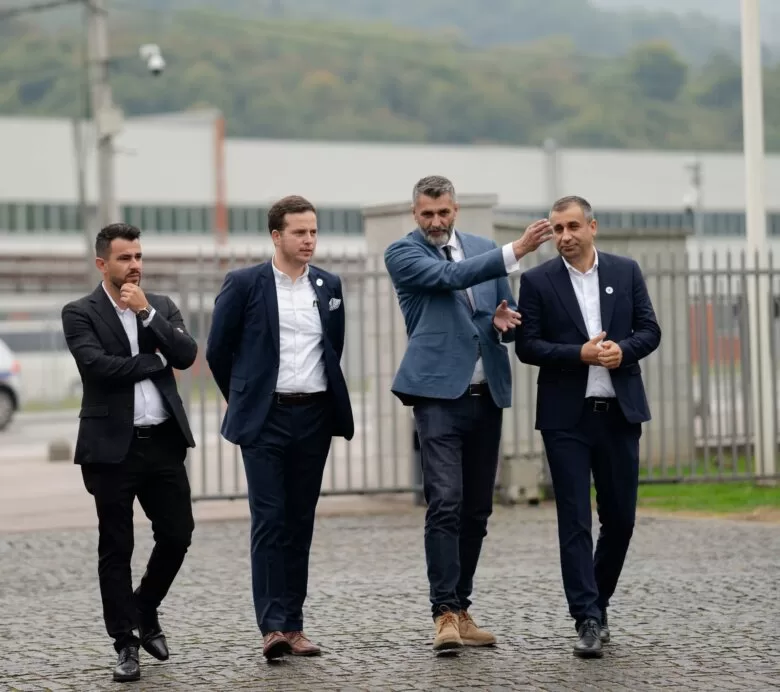 Premijer Kantona Sarajevo Nihad Uk i šef Ureda Vlade Kantona Sarajevo za podršku Srebrenici Mirza Ibrahimović posjetili Memorijalni centar Srebrenica