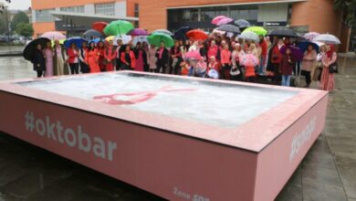 Ilijašanke obojile grad u ružičasto – poruke podrške i snage s ilijaške „kocke“