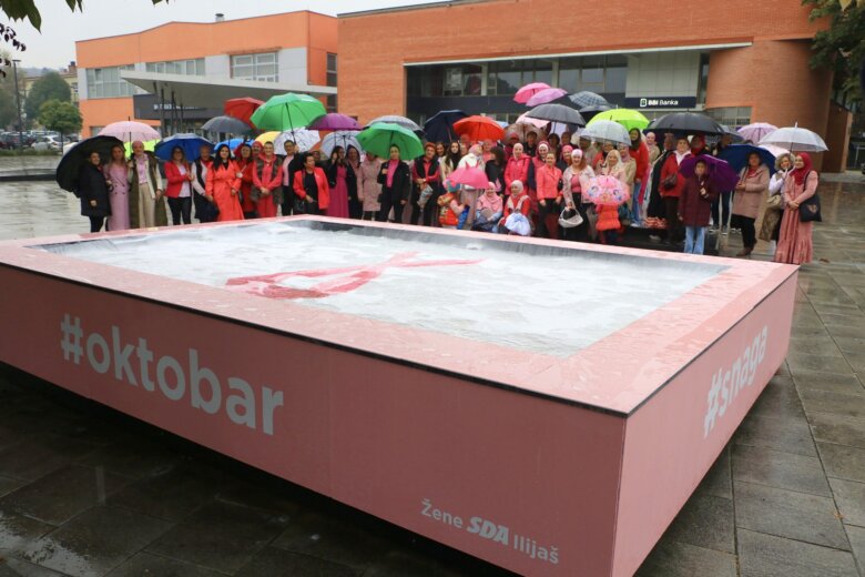 Ilijašanke obojile grad u ružičasto – poruke podrške i snage s ilijaške „kocke“