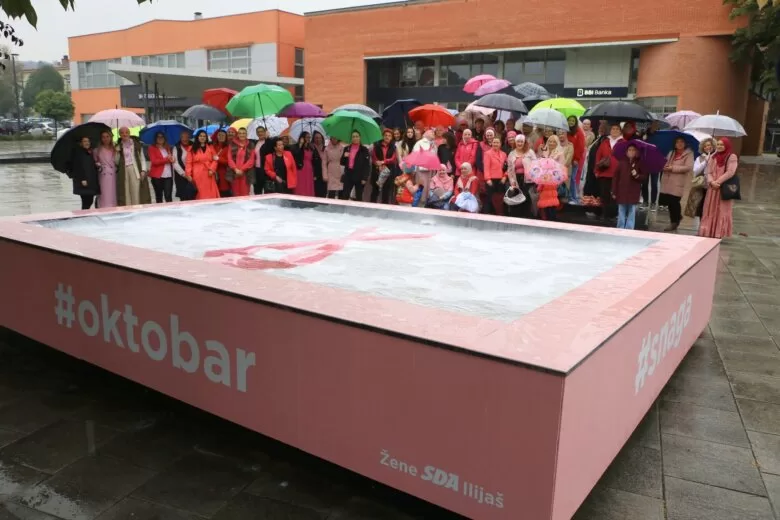 Ilijašanke obojile grad u ružičasto – poruke podrške i snage s ilijaške „kocke“