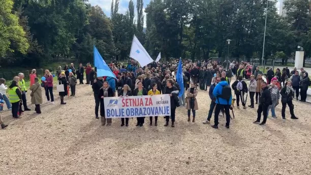 Stotine prosvjetnih radnika šetalo Vilsonovim šetalištem za bolje obrazovanje