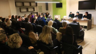 U prepunoj Sali Biznis centra Ilijaš promovisana knjiga “Skrivena borba – moje iskustvo s depresijom” autorice Aiše Isaković