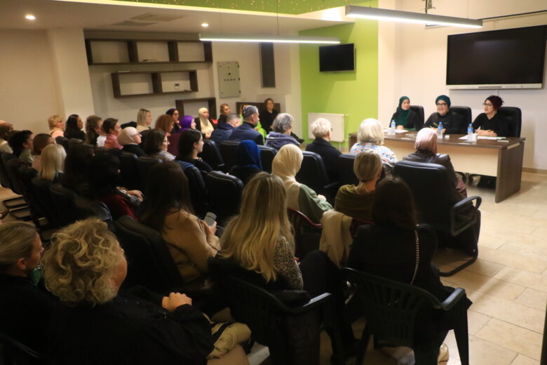 U prepunoj Sali Biznis centra Ilijaš promovisana knjiga “Skrivena borba – moje iskustvo s depresijom” autorice Aiše Isaković