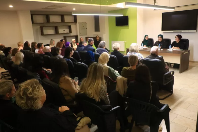 U prepunoj Sali Biznis centra Ilijaš promovisana knjiga “Skrivena borba – moje iskustvo s depresijom” autorice Aiše Isaković