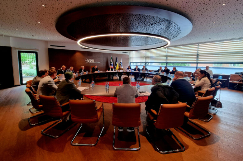 Saopćenje SDA: Umjesto ponavljanja starih laži, SDP mora dati odgovore o zaduživanju, rastu cijena, deficitu i namještenim tenderima